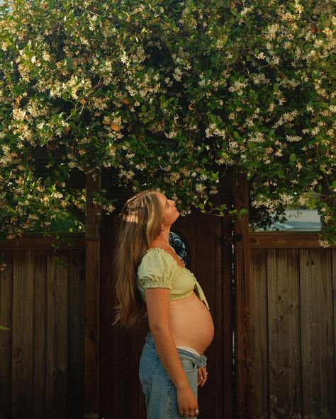 30 weeks have literally flown by and only 10 more (maybe 🤪) until I get to hold you in my arms. Gosh I cannot wait 🥹You are already so loved 💙 🌿 Maternity Photos Greenhouse, Casual Baby Announcement Photo Ideas, Cute Pregnancy Announcement Photos, Pregnant Dancing, Cottagecore Pregnancy, Retro Maternity Shoot, Fun Maternity Pictures, 20 Week Pregnancy Photos, Vintage Maternity Shoot