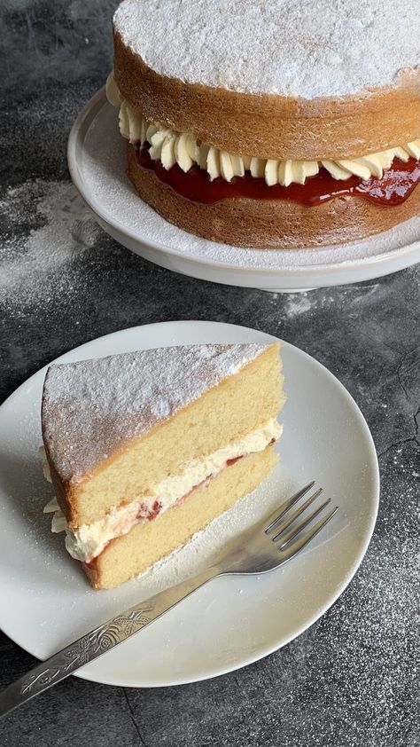 Victoria Sponge Aesthetic, Victorian Cake Recipe, Queen Victoria Sponge Cake, Victoria's Sponge Cake, Victoria Sponge Cake Aesthetic, Great British Bake Off Aesthetic, Sponge Cake Design, Victoria Sponge Cake Decoration Birthday, Sponge Cake Aesthetic