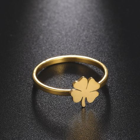 Gold Jewellery Simple, Flower Couple, Simplistic Jewelry, Jewellery Simple, Jewellery Makeup, Clover Pattern, Clover Ring, Jewellery Photography, Rings And Necklaces