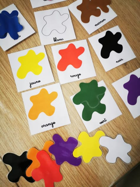 cartes couleurs jeu apprentissage maternelle montessori bébé découverte Fine Motor Activities For Kids, Montessori Ideas, Baby Education, Dinosaur Crafts, Preschool Art Activities, Montessori Baby, Kindergarten Learning, Montessori Materials, Teaching French