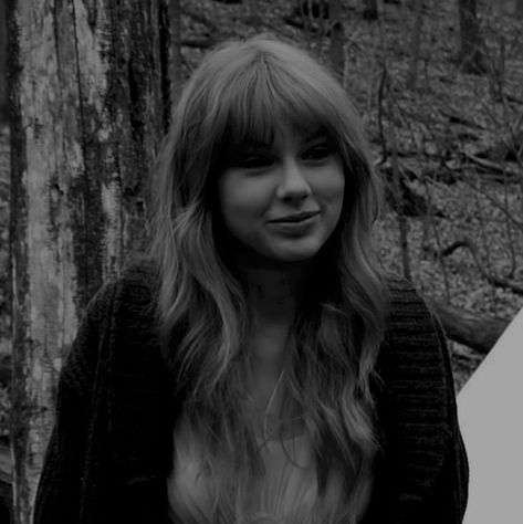 Taylor Swift Black And White Pics, Black And White Taylor Swift Aesthetic, Taylor Swift Grey Aesthetic, Grey Taylor Swift, Black And White Taylor Swift, Room Collage, Taylor Swift Aesthetic, Swift Aesthetic, Taylor Swift Posters