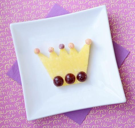 Kix Mardi Gras Crown: Celebrate Fat Tuesday like a king with this fun snack!  #mardigras Mardi Gras Snacks, Bible School Snacks, Mardi Gras Crown, Kix Cereal, King Craft, Summer Preschool Activities, Preschool Snacks, Fat Tuesday, Cereal Recipes