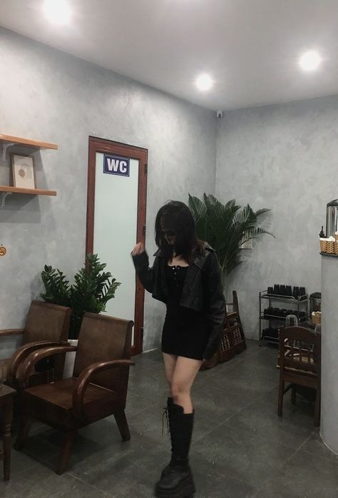 Injection Hand Pic, Night Walking Aesthetic, Blurred Aesthetic, Fake Photo Short Hair, Attitude Bio For Instagram, Bff Photography, Box Templates, Cheesy Quotes, Aesthetic Grunge Outfit