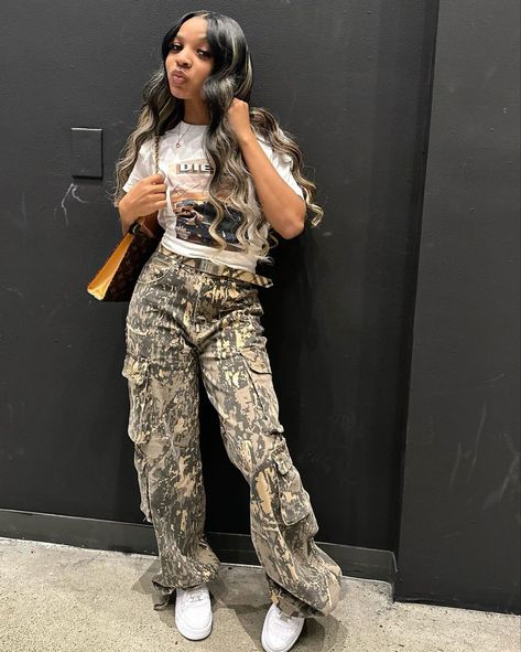 Camo Pants Outfit Black Women, Camo Pants Outfit Baddie, Camp Pants Outfit, Chill Fashion, Girls Streetwear, Outfit Pieces, Clothes Board, Insta Poses, Denim Street Style