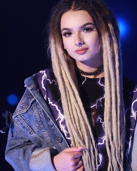 5,404 Likes, 225 Comments - The Four (@thefouronfox) on Instagram: “Truly UNFORGETTABLE! If you're loving @2hypezhavia, download her song using the link in our bio!” Zhavia Ward, Rasta Dreads, Rasta Girl, Dreadlock Rasta, White Dreads, Dreadlocks Girl, Ombre Dreads, Reggae Style, Dreads Girl