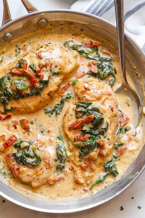 Chicken with Spinach in Creamy Parmesan - #eatwell101 #recipe - An easy #one-pan #dish that will wow the entire family for dinner! - #recipe by #eatwell101 Keto Simple, Chicken With Spinach, Creamy Parmesan Sauce, Sauce Chicken, Creamy Parmesan, Parmesan Sauce, Fettuccine Alfredo, Christmas Food Dinner, Mango Salsa