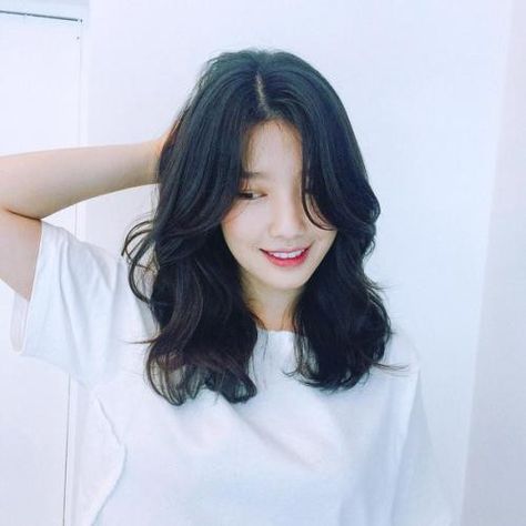 Korean Medium Hair, Korean Long Hair, Layered Haircuts For Medium Hair, Haircuts For Wavy Hair, Shot Hair Styles, Haircuts For Medium Hair, Mid Length Hair, Permed Hairstyles, Short Hair Haircuts