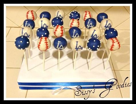 Dodgers Cake Pops! Great for a baseball dodgers themed baby shower Yankees Birthday Party, Cake Pops Brownie, Dodgers Birthday Party, Dodgers Cake, Baseball Cake Pops, Dodgers Party, Baby Shower Ideas For Boys, Baseball Cake, Baseball Theme Party