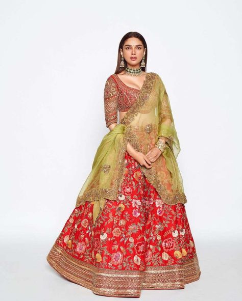 aditi rao hydari in red leheNga by shyamal and bhumikA Diwali Lehenga, Dupatta Styling, डिजाइनर कपड़े, Shyamal And Bhumika, Green Dupatta, Aditi Rao Hydari, Aditi Rao, Cotton Blouse Design, Raw Silk Lehenga