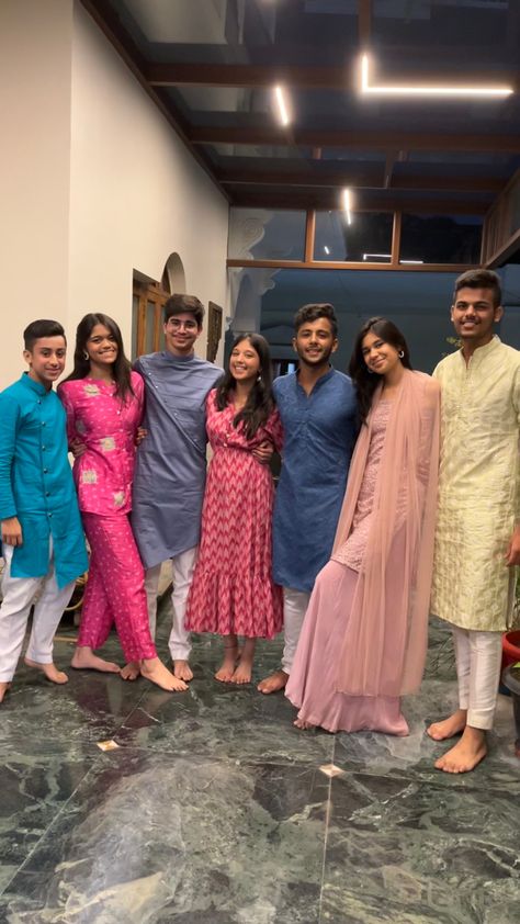 Diwali Group Photo, Poses With Homies, Traditional Poses For Cousins, Cousin Photoshoot Ideas Group Photos, Cousins Photoshoot Ideas, Adult Sibling Photography, Big Family Photo Shoot Ideas, Marriage Poses, Group Photo Poses