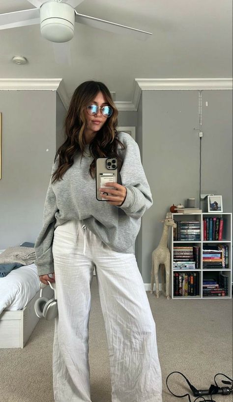 Winter Lounge Wear Street Styles, Boyfriend Outfits For Women, Sara Carrolli Hair, Comfy College Outfit, Lounge Pants Outfit, Book Girlies, College Outfits Comfy, Linen Pants Outfit, Prettiest Celebrities