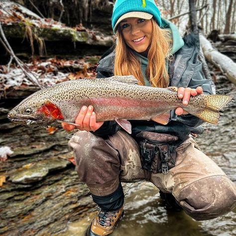 The Stream Queen holding a steelhead that she caught in Erie Pennsylvania on skein before the huge snowstorm in her Aventuron beanie. #Regram via @CY7K1yzKDdh Country Mullet Boys, Country Outfits For Men, Country Boy Outfits, Competitive Cheerleading, Cheerleading Competition, Fishing Apparel, Fishing Pictures, Baseball Boys