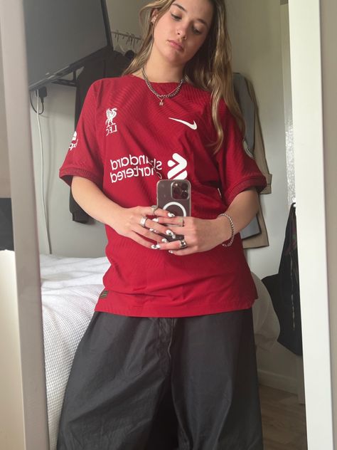 Camisa Liverpool, Sporty Wear, Football Jersey Outfit, Jersey Fashion, Girls Attire, Jersey Outfit, Fits Clothes, Football Outfits, 가을 패션