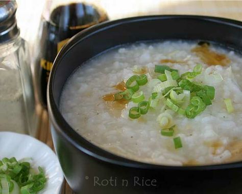 This simple and tasty Chicken Rice Porridge is so easy to prepare. It makes a delicious breakfast and is a bowl of comfort any time of the day. | Food to gladden the heart at RotiNRice.com Chicken Rice Porridge, Congee Recipe, Hmong Food, Ww Food, Porridge Recipes, Rice Porridge, Tasty Chicken, Chinese Cooking, 500 Calories