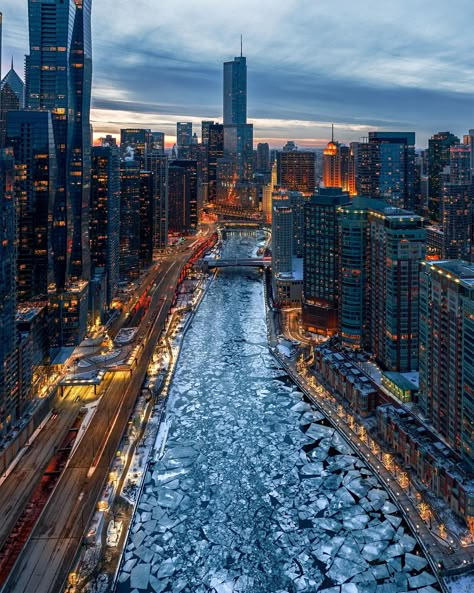 📷 @waywelling #winter #chiberia #chicago Chicago Activities, Frozen River, Chicago Aesthetic, Chicago Pictures, Chicago Winter, Tall Buildings, Chicago Photos, Chicago Travel, Chicago City