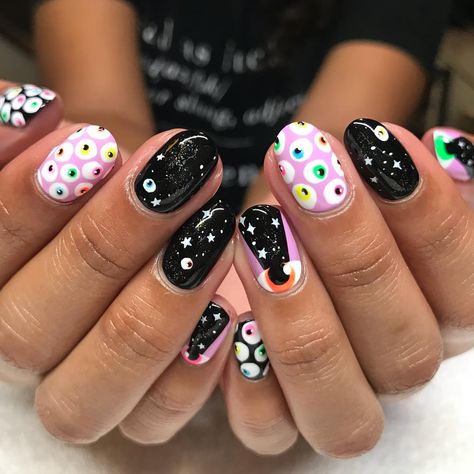 Halloween Nails Eyeball, Eyeball Nails Halloween, Eyeball Nail Design, Halloween Nails Natural Nail, Creepy Cute Nails, Creepy Nail Designs, Eyeball Nail Art, Eyeball Nails, Creepy Halloween Nails