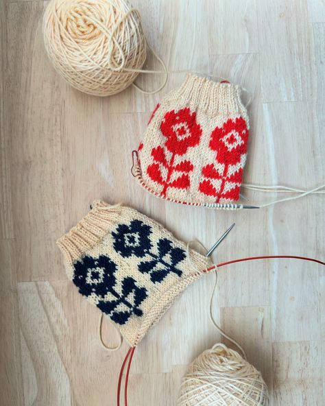 Hand knit socks wirh flower motif Colorwork Socks Knitting, Colour Work Knitting, Hand Knitted Socks, Knitting Socks Pattern Free, Easy Things To Knit, Colourwork Socks, Wool Socks Pattern, Knit Flower Pattern, Simple Knitting Projects