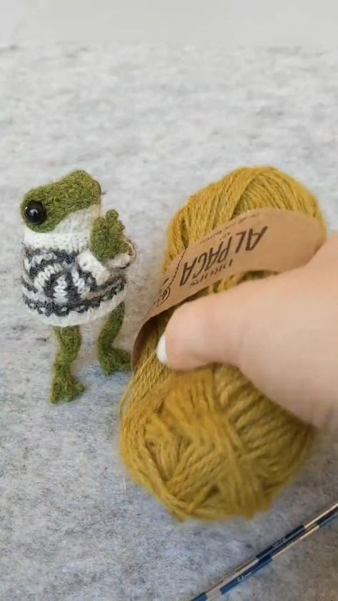 Frog Knitting Pattern, Frog Knitting, Knitted Frog, Crochet Frog, Indie Art, Kawaii Crochet, Frog And Toad, Cute Frogs, Doll Clothes Patterns