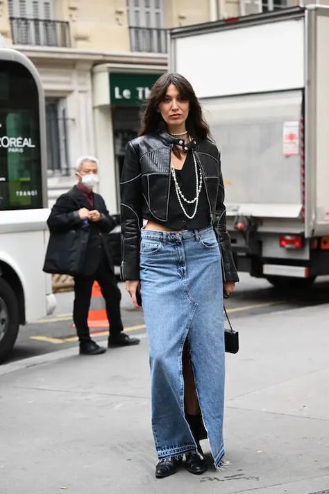 Rock Jeans Outfit, Blue Jeans Skirt Outfits, Long Denim Skirt Outfit Street Styles, Blue Jean Skirt Outfits, Maxi Denim Skirt Outfit, Long Denim Skirt Outfits, Long Jean Skirt Outfits, Skirt Outfits For Women, Denim Skirt Outfit Ideas