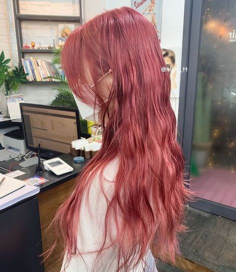 Beauty Catalogue, Pinkish Red Hair, Raspberry Hair Color, Salmon Hair, Raspberry Hair, Pink And Orange Hair, Hair Charm, Reddish Hair, Coral Hair