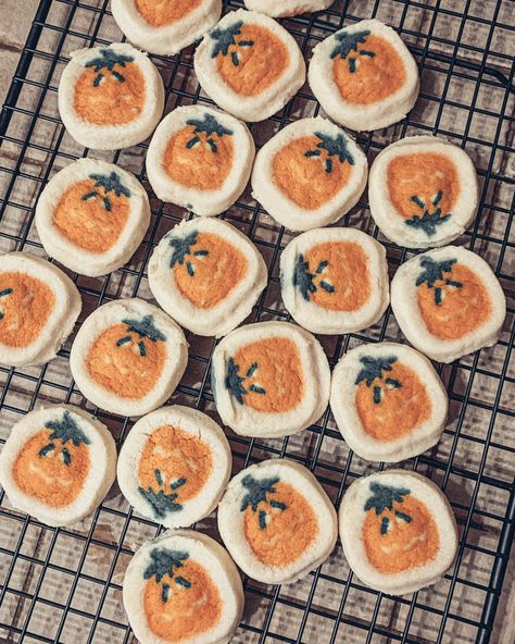 Pillsbury pumpkin sugar cookies. Aesthetic food picture. Halloween baking. Fall vibes Pillsbury Pumpkin Cookies, Christmas Cookies Aesthetic, Pillsbury Christmas Cookies, Pillsbury Halloween Cookies, Seasonal Backgrounds, Baking Fall, Halloween Sugar Cookies Decorated, Pillsbury Sugar Cookies, Cookies Aesthetic