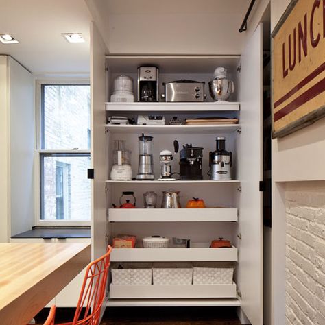 small-Kitchen-design-5 Kitchen Appliance Storage, Outdoor Kitchen Appliances, Appliances Storage, Kitchen Pantry Design, Smart Kitchen, Kitchen Cabinet Organization, Pantry Design, Kitchen Pantry, Clutter Free