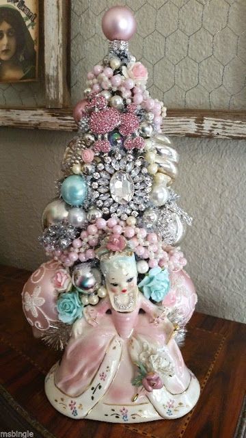 Pink And White Christmas, Mermaid Christmas Tree, Vintage Christmas Tree Decorations, Retro Christmas Decorations, Vintage Christmas Crafts, Small Christmas Tree, Mermaid Christmas, Bottle Brush Christmas Trees, Shabby Christmas