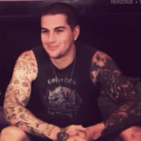 The cutest. • • • #mshadows #mattshadows #mattsanders #mattcharlessanders #avengedsevenfold #avengedsevenfoldfamily #avengedsevenfoldfans… Matt Sanders, Matt Shadows, M Shadows, Holy Moly, Avenged Sevenfold, Sanders, The Cutest, Gif, Mens Tshirts