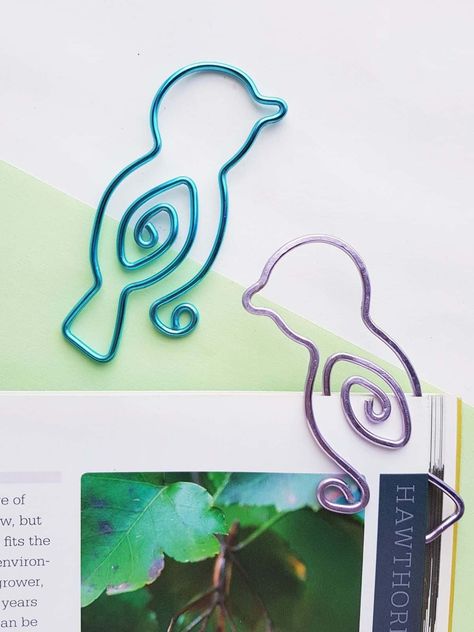 This homemade DIY Bookmark is so cute! I love how nice these wire bookmarks come out and I think they would make a great homemade gift for readers for Mother’s Day, birthdays and just any days. Custom Bookmark Before you get started making your cutom wire twisted bird bookmark, you’ll need to print off thisContinue Reading Wire Bookmarks How To Make, Diy Wire Bookmark, Wire Bookmarks Diy, Bookend Ideas, Bird Bookmark, Bird Diy, Wire Bookmarks, Wire Bird, Diy Bookmark