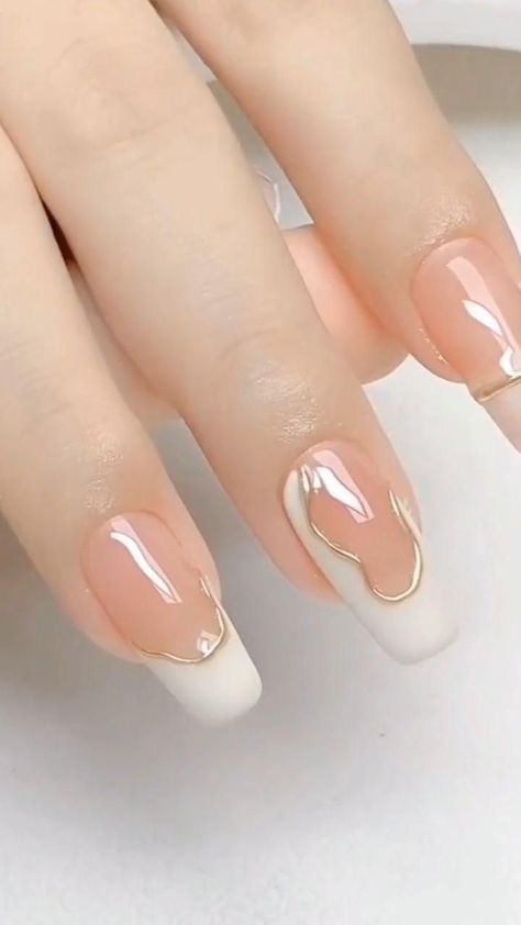 Gold Chrome Nails, Membentuk Alis, Nail Academy, Chrome Nail Art, Chrome Nail Powder, Chrome Nails Designs, Mirror Nails, Minimalist Nail Art, Chrome Nail