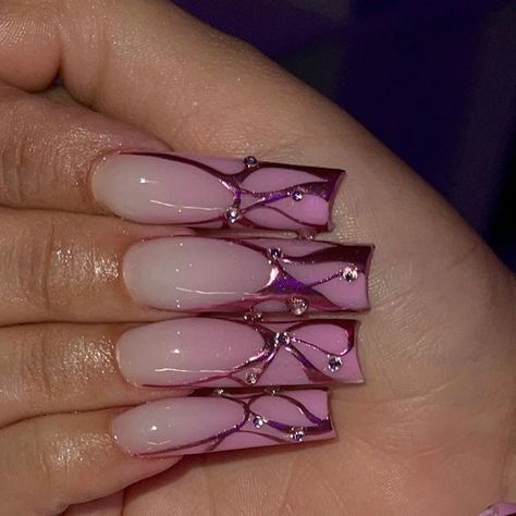 arelly💫 on Instagram: "Ombré with a touch of chrome 🪄 #acrylicnails #chromenails #nonailsnolife" Taurus Birthday Nails, Chrome Design, Pink Chrome Nails, Chrome Nails Designs, Drip Nails, Dope Nail Designs, French Acrylic Nails, Ombre Nail Designs, Short Square Acrylic Nails