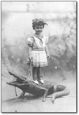 Vintage Foto's, Weird Vintage, Creepy Vintage, Portrait Vintage, Strange Photos, Vintage Circus, A Frog, Photos Vintage, Retro Photo