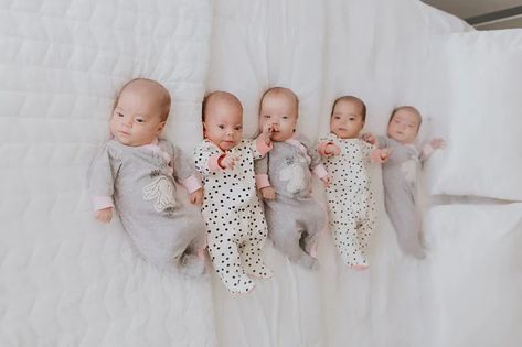 The birth of Hadley, Reagan, Zariah, Zylah and Jocelyn is just the second set recorded of all-girl quintuplets in the US. Quintuplets Pregnancy, Twin Baby Photos, Diy Crochet Sweater, Multiple Births, Emergency C Section, Multiples Baby, Baby Welcome, Dad Love Quotes, Proud Parents