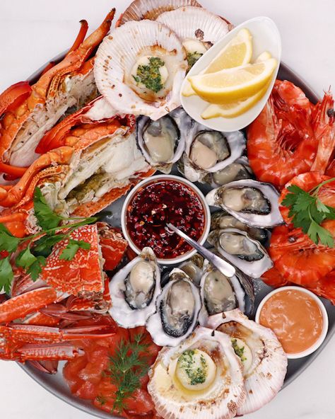 Fresh Seafood Platter, Seafood Dinner Party, Seafood Cocktail, Christmas Feast, Aussie Christmas, Seafood Platter, Party Food Platters, Seafood Dinner, Fresh Seafood