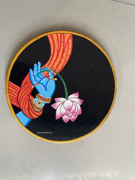 Pichwai Painting Krishna, Wood Plate Painting, Wooden Plate Painting Ideas, Pichwai Art Paintings Krishna, Pichwai Paintings Motifs Printable, Plate Painting Ideas Indian, Lord Krishna Rangoli, Pichwai Rangoli, Krishna Hand Painting