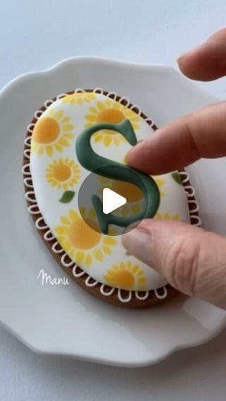 Manu - Manuela Pezzopane on Instagram: "S is for…   #airbrushedcookies #monogramcookies #oddlysatisfying #biscottidecorati #ghiacciareale" Stenciled Cookies, Sweets Ideas, Frosting Flowers, Monogram Cookies, Cake Tips, Royal Iced Cookies, Baking Hacks, Icing Techniques, Icing Frosting