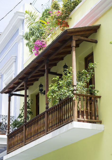 lime green building with balcony Old San Juan Puerto Rico Colonial Balcony Ideas, Balcony Design Ideas Exterior, Spanish Balcony Ideas, Traditional Balcony Design, Small House With Balcony, Old Village House Design Indian, House Design With Balcony, Colonial Balcony, Spanish Balcony