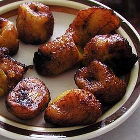 Fried Sweet Plantains -- Plátanos Maduros with 480 calories. Fried Sweet Plantains, Sweet Plantains, Cuban Dishes, Plantain Recipes, Cuban Cuisine, Fried Bananas, Haitian Food Recipes, Cooking Bacon, Spanish Dishes