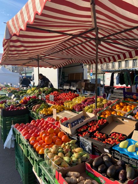 Produce Aisle Aesthetic, Fruit Stall Aesthetic, Farmers Market Aesthetic Outfit Summer, Super Market Photography, European Market Aesthetic, Beach Market Aesthetic, Old Market Aesthetic, European Farmers Market, Market Stall Aesthetic