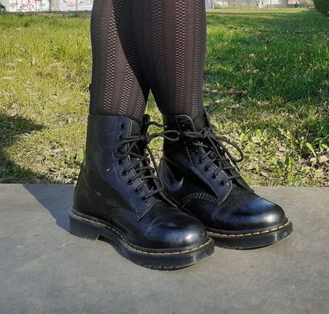 Winter Alternative Style Lace-up Martin Boots, Black Lace-up Martin Boots Grunge Style, Worn In Doc Martens, Old Doc Martens, Worn Doc Martens, Dr Martens Style, Martens Style, Dr Martens Outfit, Doc Martens Boots