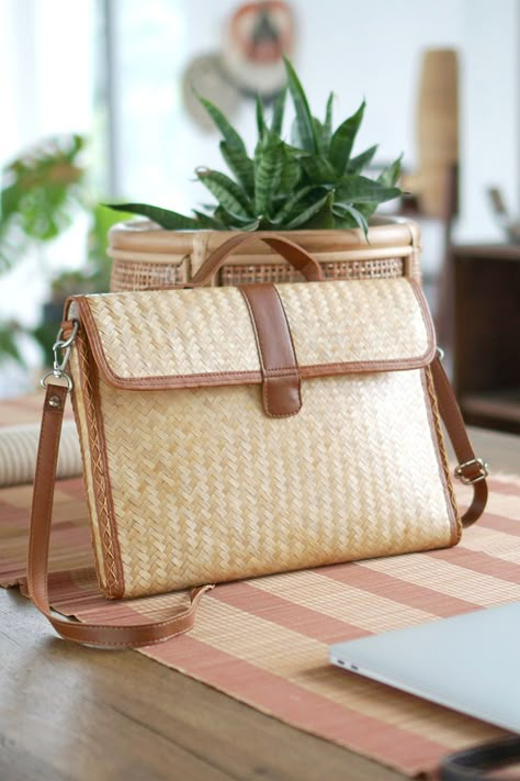 rattan handbag Hampers Bag, Natural Handbags, Japanese School Bag, Bamboo Bags, Rattan Bags, Rattan Handbags, Wooden Bag, Woven Leather Bag, Cushion Cover Designs