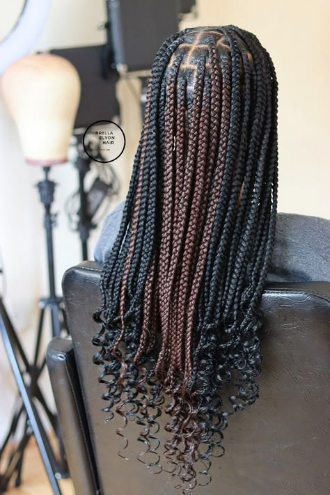 Knotless Box Braids Medium Curls At The End, Mid Back Knotless Braids With Curls, Medium Knotless Box Braids With Color, Knotless Braids Hairstyles Medium, Braids For Black Women Medium, Medium Knotless Box Braids With Curls, Curled Knotless Braids, Medium Part Knotless Braids, Medium Knotless With Curls