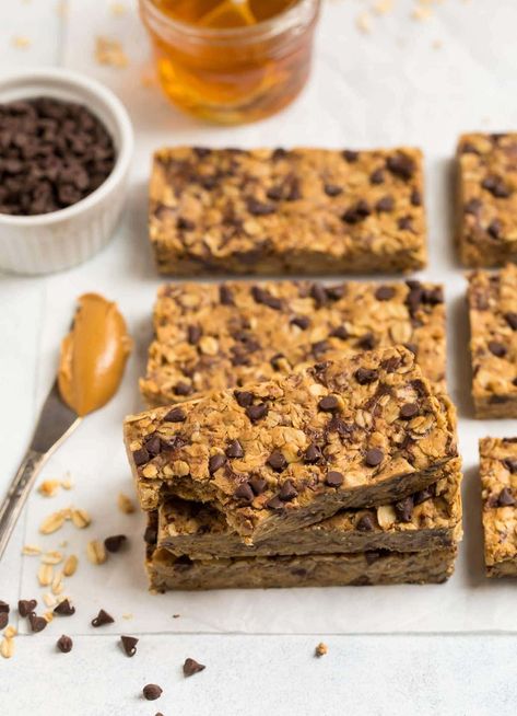 The BEST peanut butter protein bars. How to make homemade protein bars with oatmeal, honey, and protein powder that are no-bake and healthy! Hike Snacks, Protein Bar Recipe Healthy, Bake Healthy, Healthy Protein Bars, Peanut Butter Protein Bars, Peanut Butter Snacks, Honey Chocolate, 2b Mindset, Protein Bars Homemade