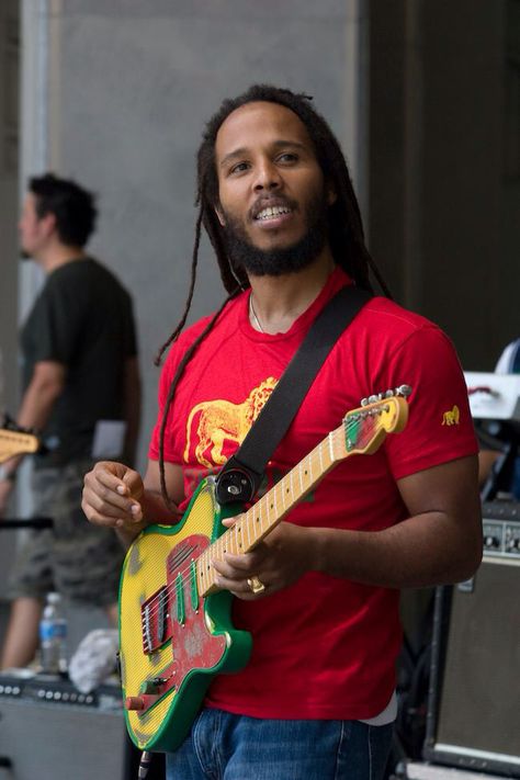 I wouldn't kick him outta the family circle, would you! ZMarley Marley Brothers, Stephen Marley, Marley Family, Marley Quotes, Bob Marley Pictures, Rasta Man, Damian Marley, Ziggy Marley, True Roots