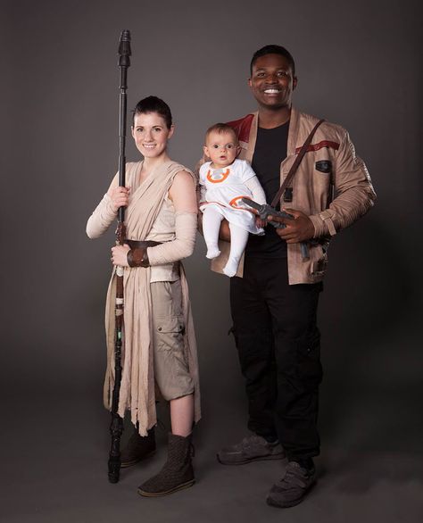 star-wars-cosplay-familia-Victor-seno-Julianne-payne-8 Rey And Finn, Disfraz Star Wars, Star Wars Halloween Costumes, Marvel Family, Couple Cosplay, Family Cosplay, Star Wars Bb8, Star Wars Halloween, Hallowen Costume