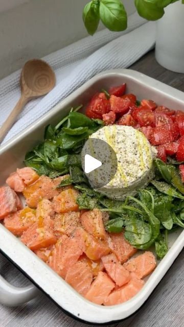 Spinach Tomato Pasta, Herb Cream Cheese, Salmon Pasta Recipes, Salmon Recipes Baked Healthy, Spinach Bake, Recipes Salmon, Salmon Spinach, Fish Dinner Recipes, Salmon Pasta