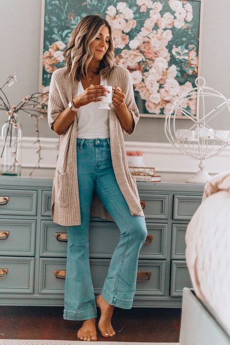 The Flare Jean Trend and 16 Ways to Wear Them - Lillies and Lashes Wide Leg Jean Outfits, Flare Jeans Outfit, Wide Leg Jeans Outfit, Jeans Trend, Jeans Outfit Fall, Look Jean, Mode Hippie, Jeans Outfit Summer, Estilo Hippie