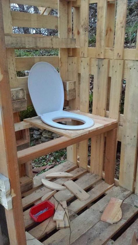 Pallet Outdoor Toilet - Pallet Bathroom | 101 Pallet Ideas Simple Outhouse Plans, Outdoor Toilet Ideas, Building An Outhouse, Outhouse Plans, Diy Composting Toilet, Garden Toilet, Pallet Bathroom, Outhouse Bathroom, Diy Balcony