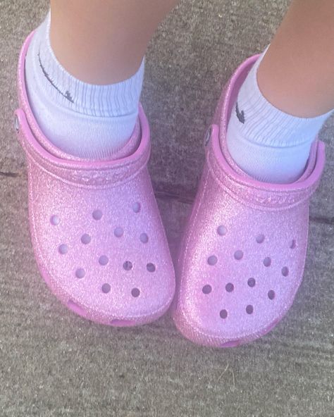 Pink Glitter Crocs, Glitter Crocs, Crocs Aesthetic, Crocs Outfit, Pretty Sneakers, Pink Crocs, Crocs Fashion, Pretty Pink Princess, Pretty Shoes Sneakers