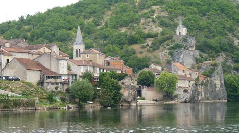 Le lot, c’est une destination qui a du caractère. Située dans le Sud-Ouest de la France, la rivière le Lot sillonne entre les causses, ces falaises majestueuses qui vous font ressentir une grande émotion entre liberté, fascination et apaisement. Dans le Lot, il y a tout pour passer de merveilleuses vacances : Du bon vin, des produits du terroir de qualité, une gastronomie de bons vivants, des paysages époustouflants, des traditions ancestrales, et des habitants qui savent faire la fête. Le Lot, France, House Styles